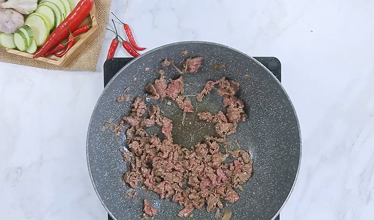 Xào thịt bò trước khi cho bí ngòi