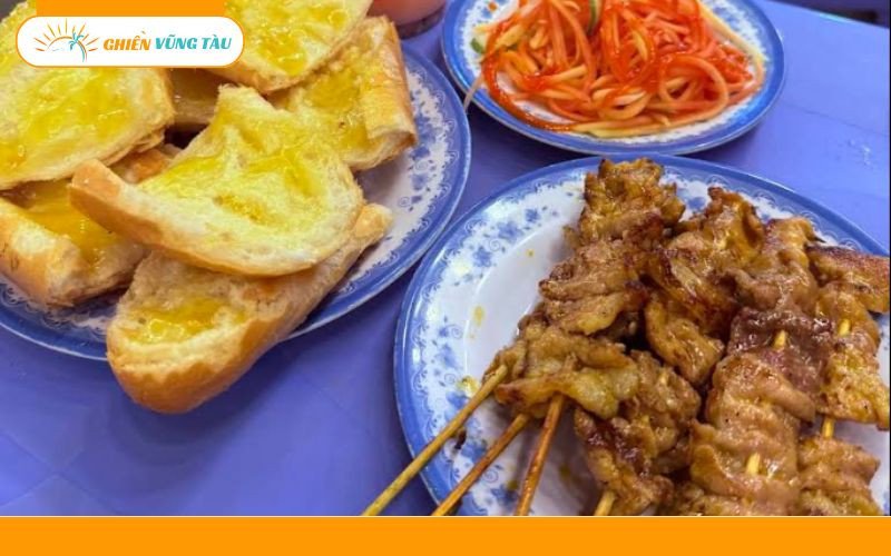 Xiên thịt nướng tẩm ướp đậm đà ăn kèm bánh mì bơ