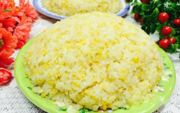 Xôi đậu xanh vàng ươm, thơm dẻo, được nấu bằng nồi cơm điện