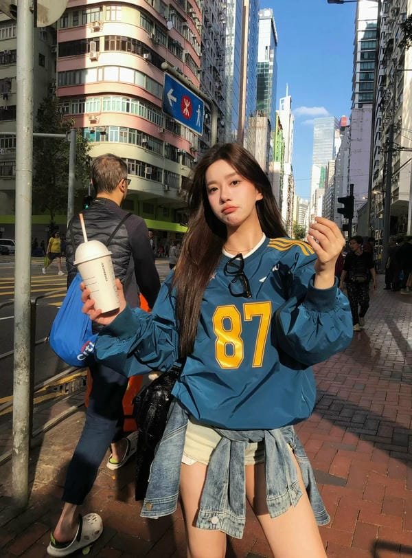 ảnh girl phố che mặt ngồi ghế