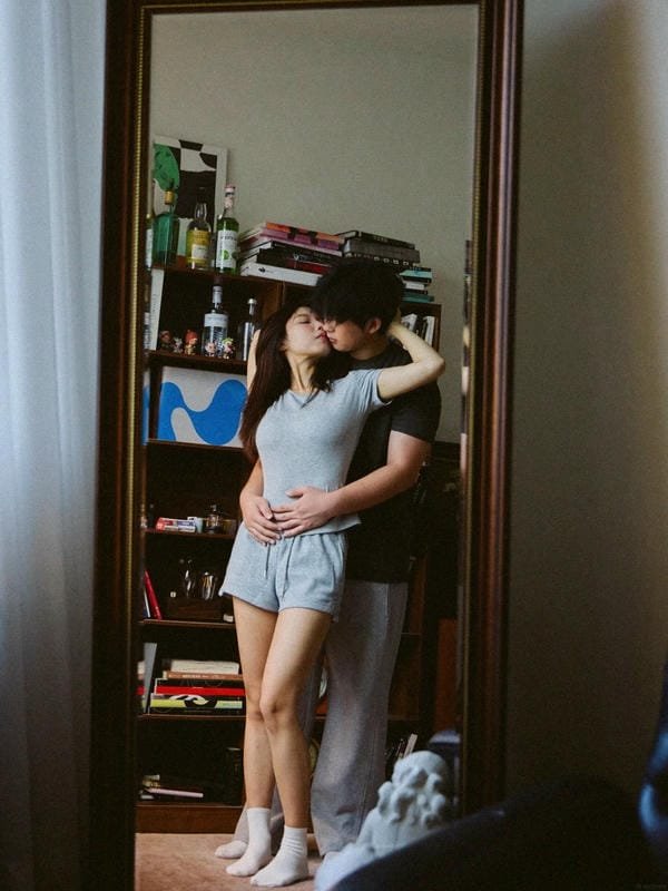 hình ảnh cặp đôi yêu nhau lãng mạn