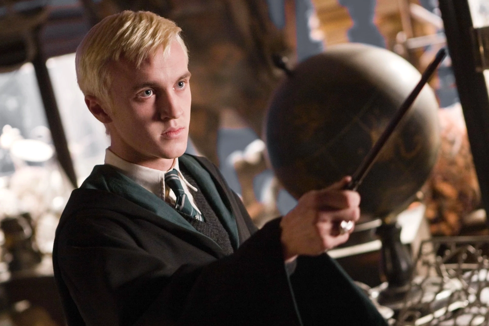 Draco Malfoy là ai? Giải mã Hoàng tử Slytherin cuốn hút bậc nhất Draco Malfoy trong một cảnh phim Harry Potter