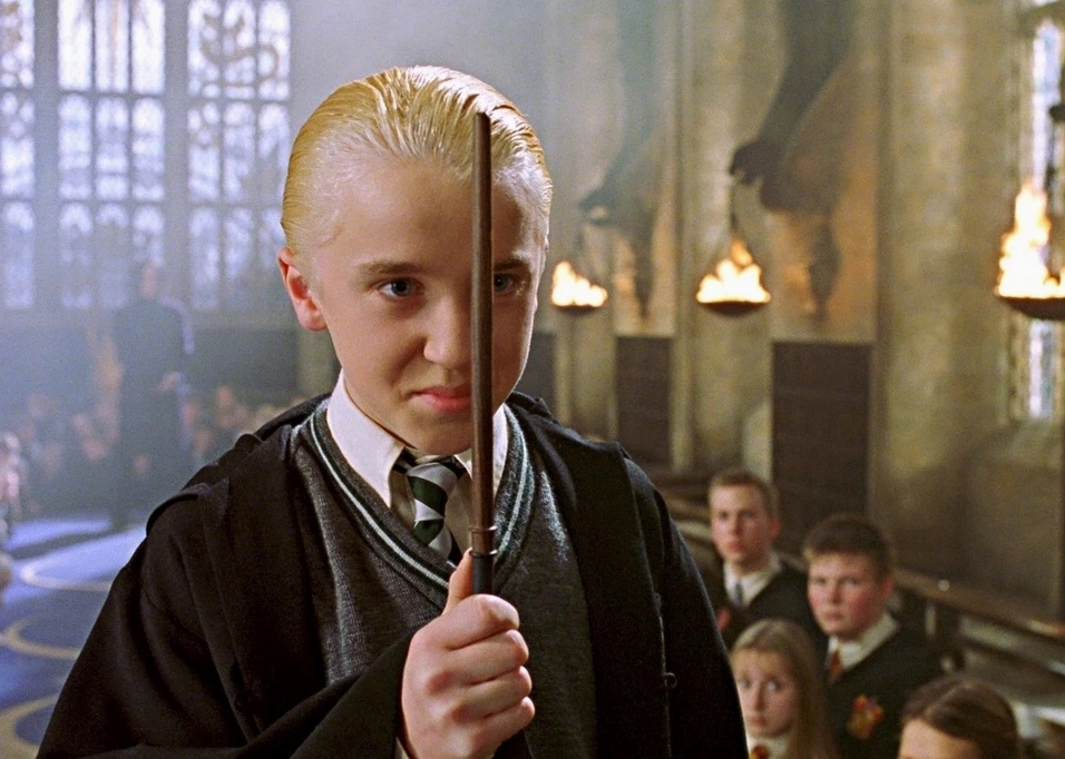 Draco Malfoy là ai? Giải mã Hoàng tử Slytherin cuốn hút bậc nhất Draco Malfoy với biểu cảm phức tạp