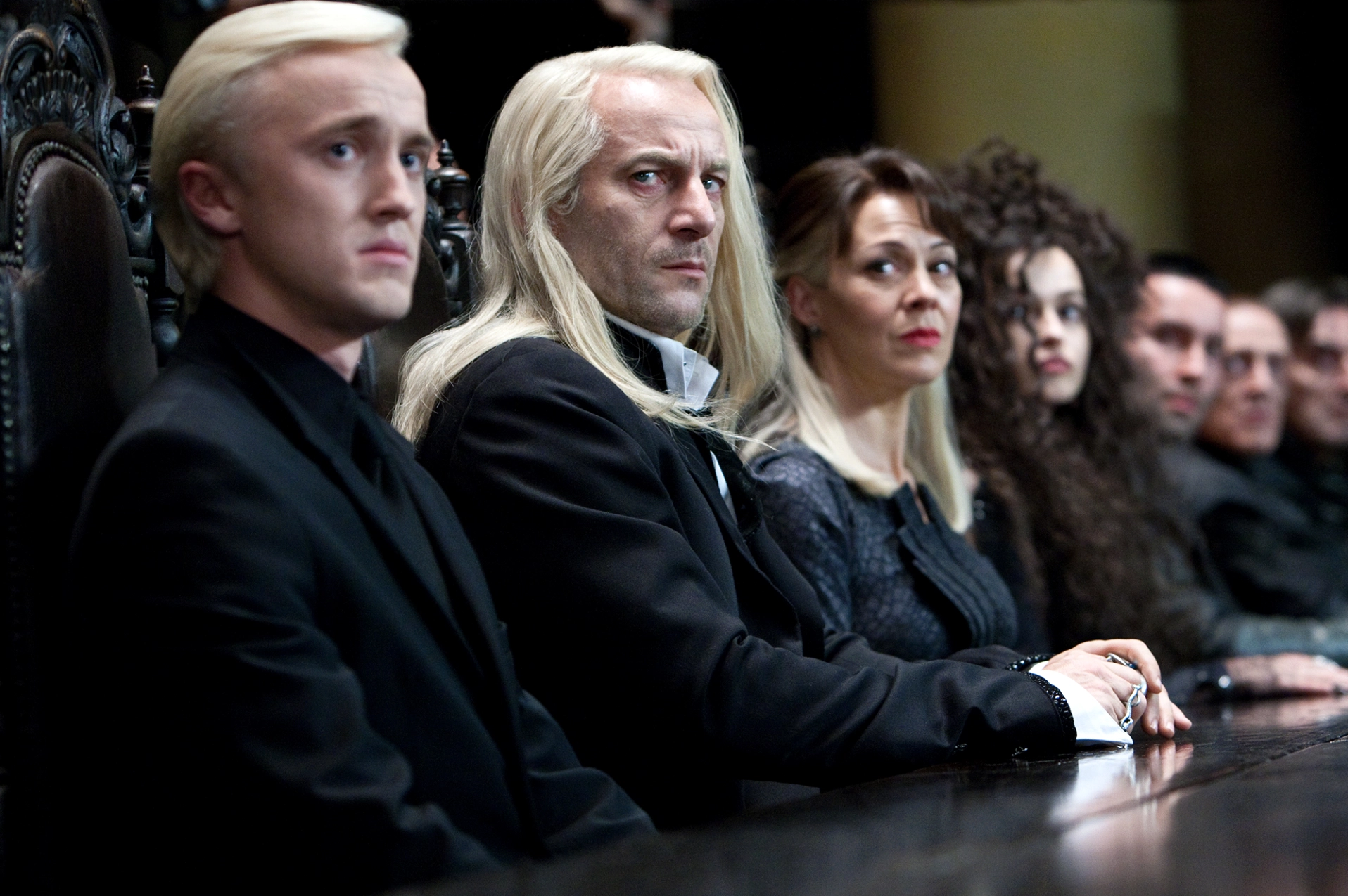 Draco Malfoy là ai? Giải mã Hoàng tử Slytherin cuốn hút bậc nhất Gia đình Malfoy: Lucius, Draco và Narcissa