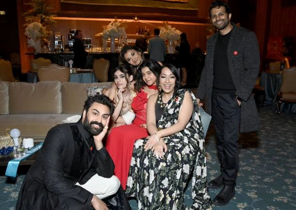 Iman Vellani cùng các diễn viên tại Gold Gala Founders Party