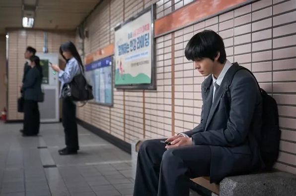 Kim Dokja (portrayed by Ahn Hyo-seop)