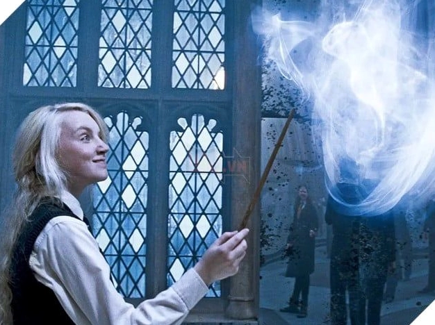 Luna Lovegood là ai: Tiết Lộ Cái Nhìn Bất Ngờ Từ Lời Hermione? Lời của Hermione đã tạo ra ấn tượng không tốt khi cô giới thiệu Luna cho mọi người, nhưng thay vì gọi tên đúng của Luna, cô lại dùng từ 'Loony'. Đối với nhiều người, từ Loony thường được sử dụng để châm chọc và miệt thị.