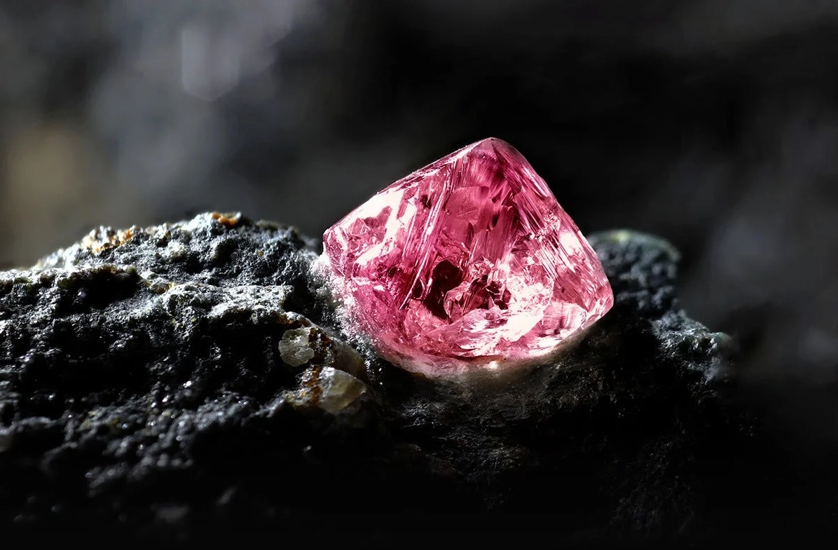Pink Diamond Là Ai? Giải Mã Bí Ẩn Viên Đá Quý & Nhân Vật Huyền Thoại nguồn gốc và ý nghĩa của kim cương hồng