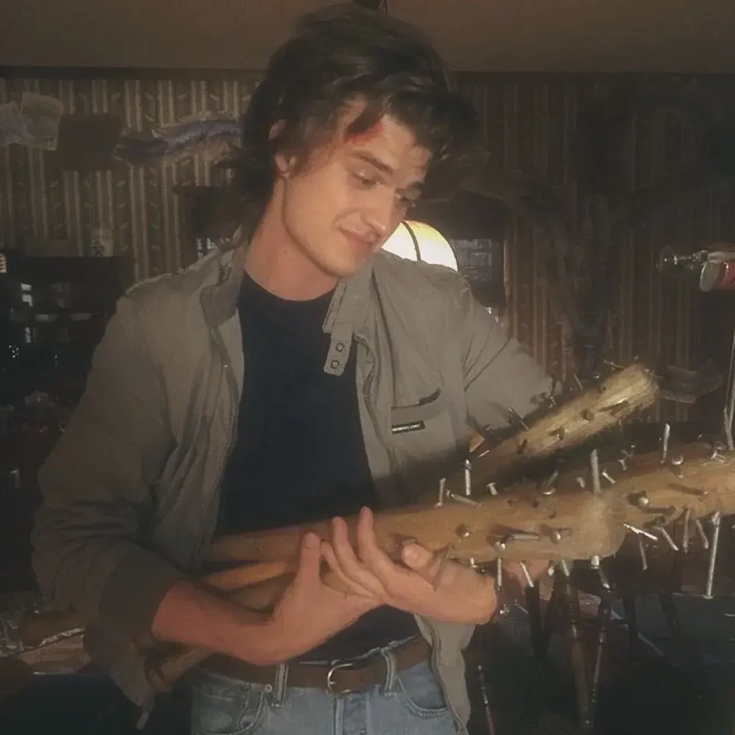 Steve Harrington trong Stranger Things