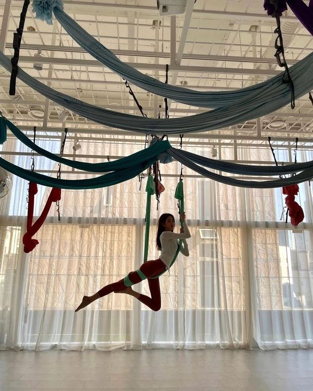 Wonyoung (IVE) là đối thủ body của Lisa, nhìn ảnh tập yoga phô trọn 3 vòng vô thực mà choáng - Hình 4