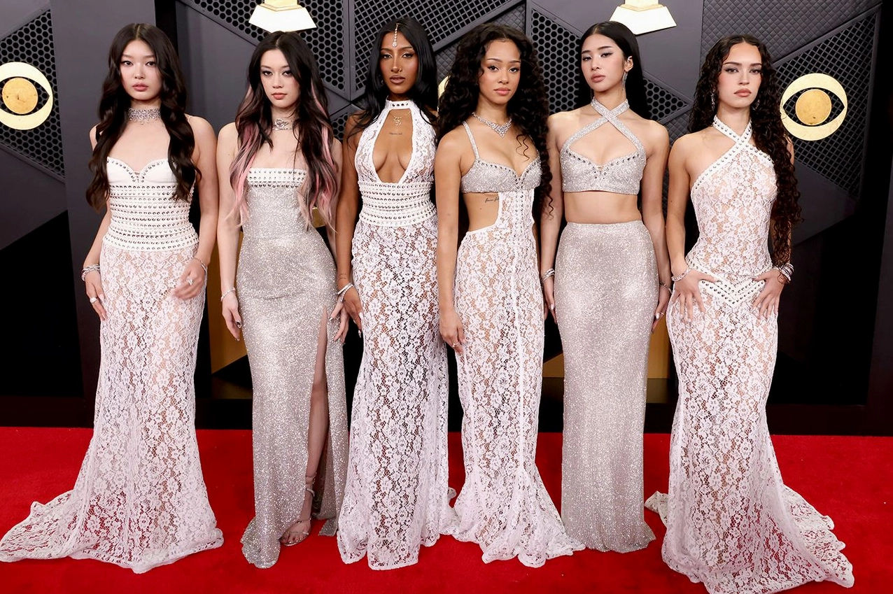 Yoonchae, Megan, Lara, Manon, Sophia và Daniela của KATSEYE tại Grammy Awards vào tháng 2 năm 2026.